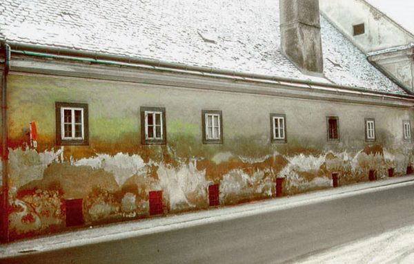 znecistenie fasady solnymi kvetmi 600x382